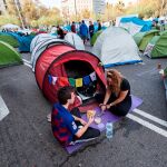 GRAF354. BARCELONA, 01/11/2019.- Unos 150 universitarios continúan acampados en la plaza de la Universidad de Barcelona para reivindicar la libertad de los presos independentistas, que cese la represión policial y que se garanticen los derechos y libertades.-