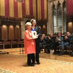 Isabel Allende recibió ayer el premio de mano de la alcaldesa Ada Colau