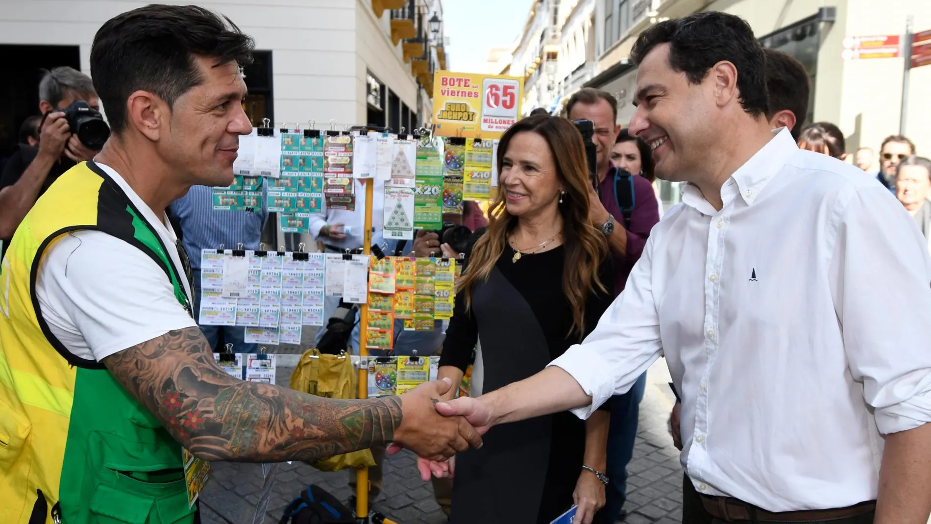 El presidente de la Junta, durante un paseo electoral por el centro de Sevilla / Foto: Ke-Imagen