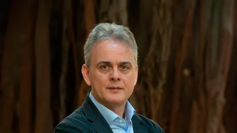 «No se han roto las relaciones con ningún partido. Nos pagan para hablar con todos»