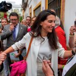La presidenta de VOX en la Comunidad de Madrid, Rocío Monasterio, y el líder en Andalucía, Francisco Serrano, ayer en Sevilla / Foto: Efe