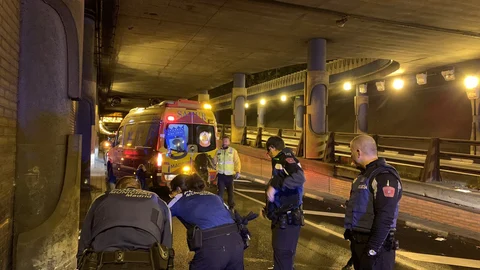 Agentes de la Policía Municipal y efectivos de Samur en el lugar del accidente