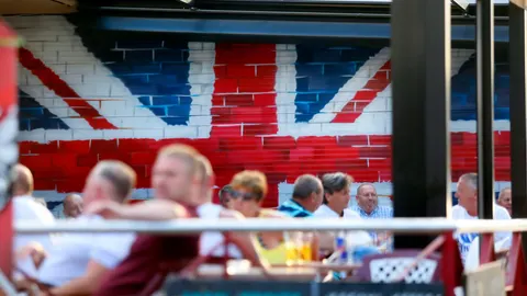 Miles de ciudadanos británicos acuden a las zonas de ocio de la costa valenciana, como las de la ciudad de Benidorm, en Alicante, mientras en el Reino Unido se preparan para el Brexit.