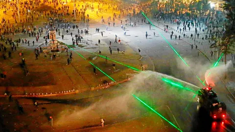 Miles de chilenos han tomado las calles de las principales ciudades de Chile en las últimas dos semanas desafiando a las fuerzas de seguridad, como se ve en esta imagen de Santiago