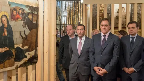 El secretario general de la Fundación ‘Las Edades del Hombre’, Gonzalo Jiménez , y el alcalde de Salamanca, Carlos García Carbayo, inauguran la musealización de la iglesia y el coro bajo del monasterio de Las Úrsulas junto al viceconsejero de cultura Raúl Fernández