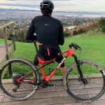 Una foto de Luis Enrique con una bicicleta en otra prueba