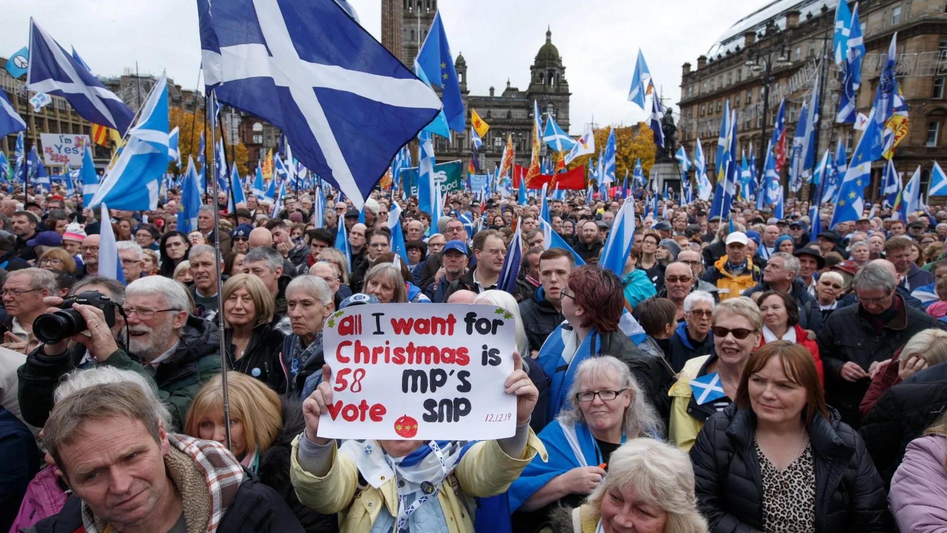 Ciudadanos escoceses durante una manifestación nacionalista en Glasgow/EFE