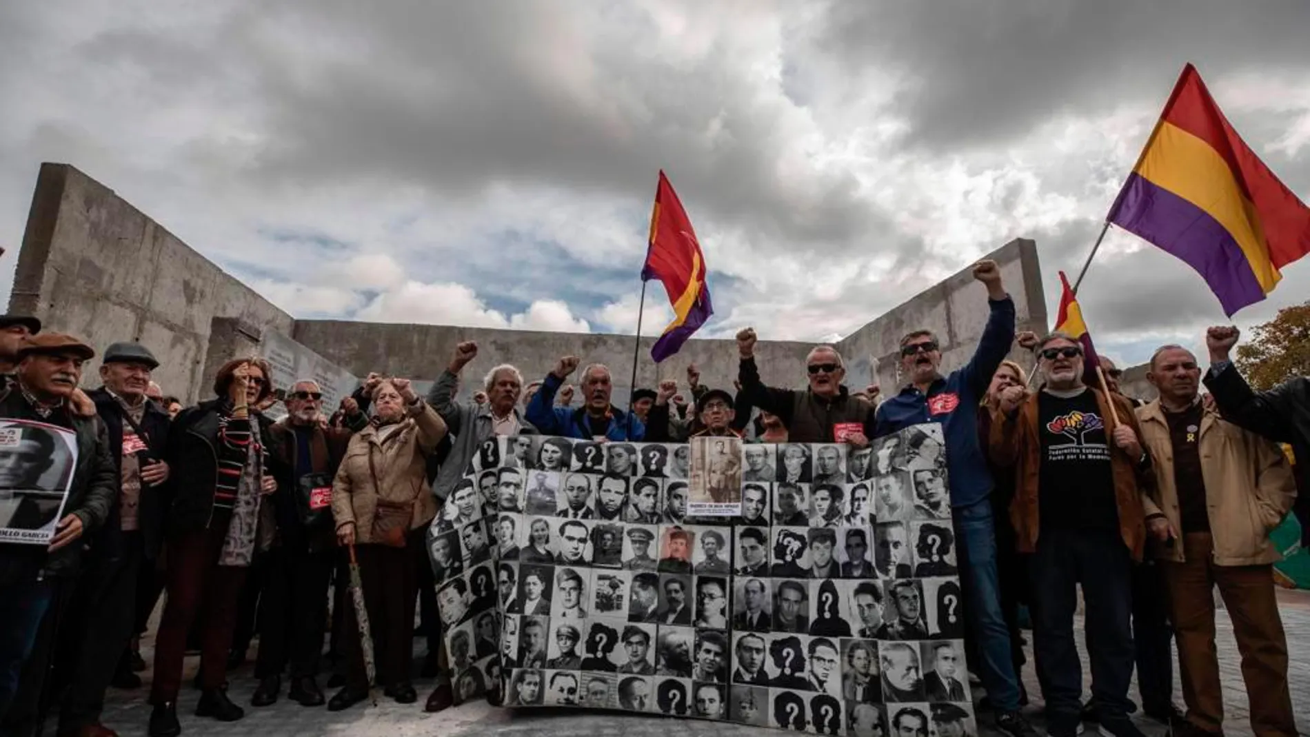Imagen de los seguidores del Foro por la Memoria de Madrid, que han logrado acceder al memorial