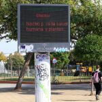 Panel medidor de calidad atmosférica situado frente al puente de la Barqueta, en Sevilla / Foto: Manuel Olmedo
