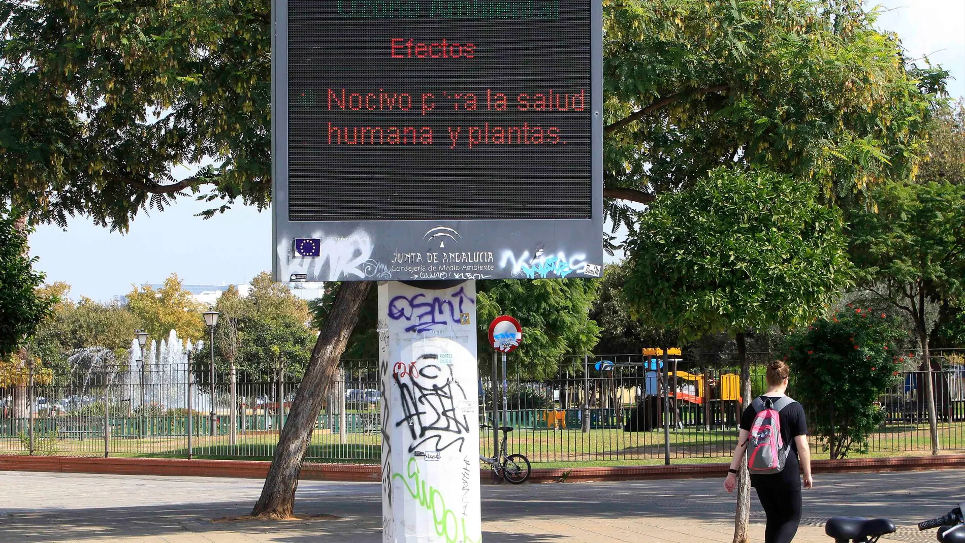 Panel medidor de calidad atmosférica situado frente al puente de la Barqueta, en Sevilla / Foto: Manuel Olmedo