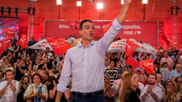 Pedro Sánchez, saluda a los asistentes al mitin con el que abre la campaña electoral hoy en el barrio de Pino Montano en Sevilla/Efe
