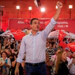 Pedro Sánchez, saluda a los asistentes al mitin con el que abre la campaña electoral hoy en el barrio de Pino Montano en Sevilla/Efe