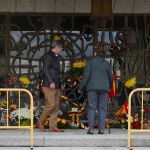 Varias personas depositan flores delante del panteón de la familia Franco, hoy día de Difuntos en el Cementerio de Mingorrubio/Foto: Efe