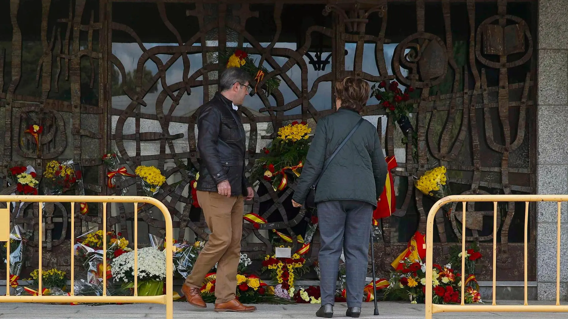 Varias personas depositan flores delante del panteón de la familia Franco, hoy día de Difuntos en el Cementerio de Mingorrubio/Foto: Efe