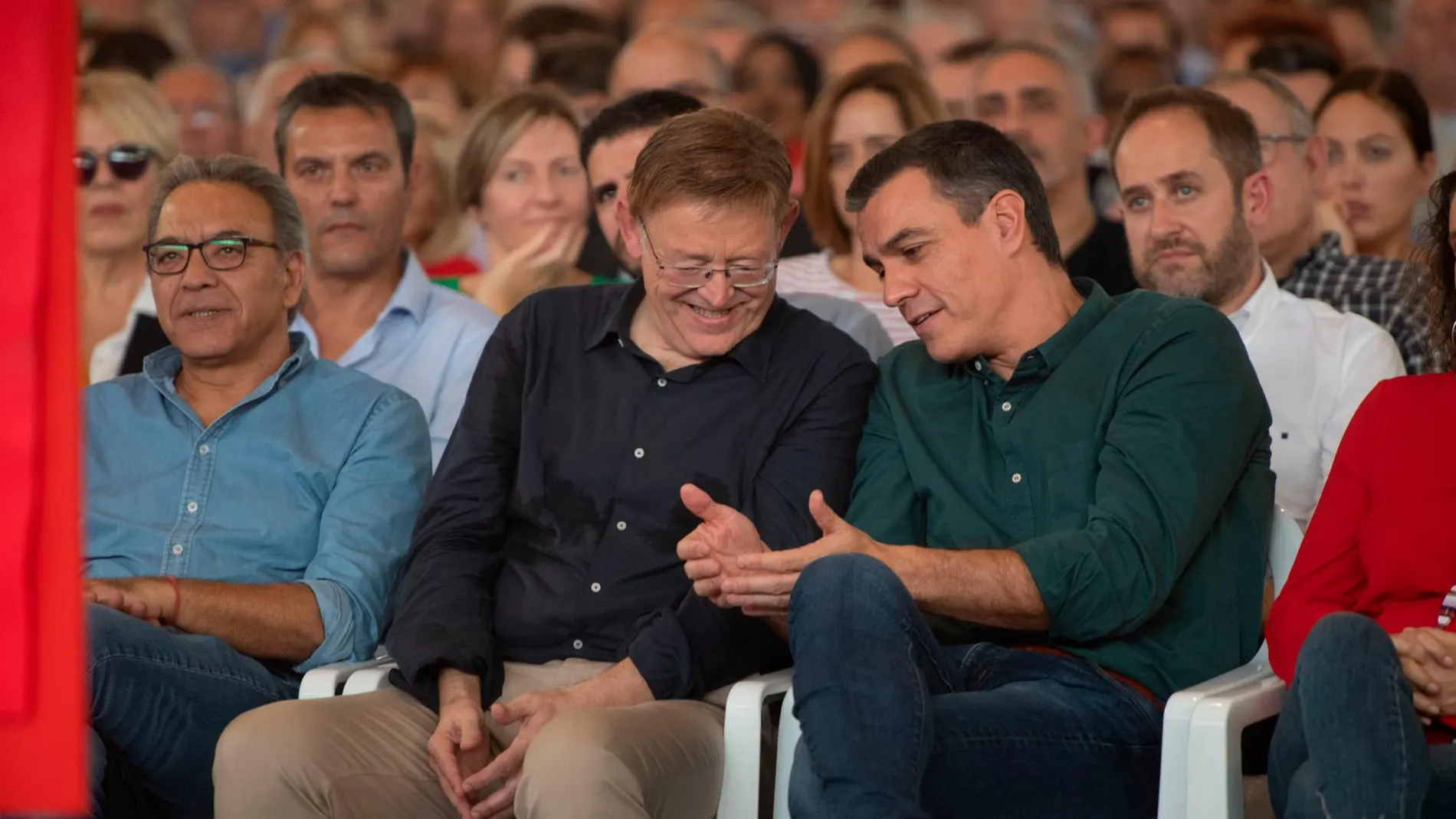 El presidente del Gobierno en funciones y candidato socialista a la Presidencia del Gobierno, Pedro Sánchez, conversa ayer con el presidente de la Generalitat, Ximo Puig