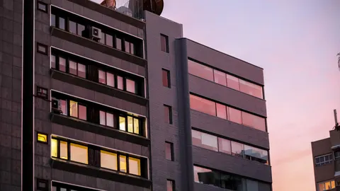 Un edificio de oficinas con las luces encendidas / EP