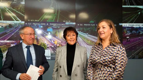 La delegada del Gobierno en Castilla y León, Mercedes Martín, y la coordinadora de la DGT en Castilla y León, Inmaculada Matías (D), presentan la operación especial de la Dirección General de Tráfico con motivo de la celebración de la festividad de Todos los Santos. Junto a ellas, el subdelegado del Gobierno en Valladolid, Emilio Álvarez
