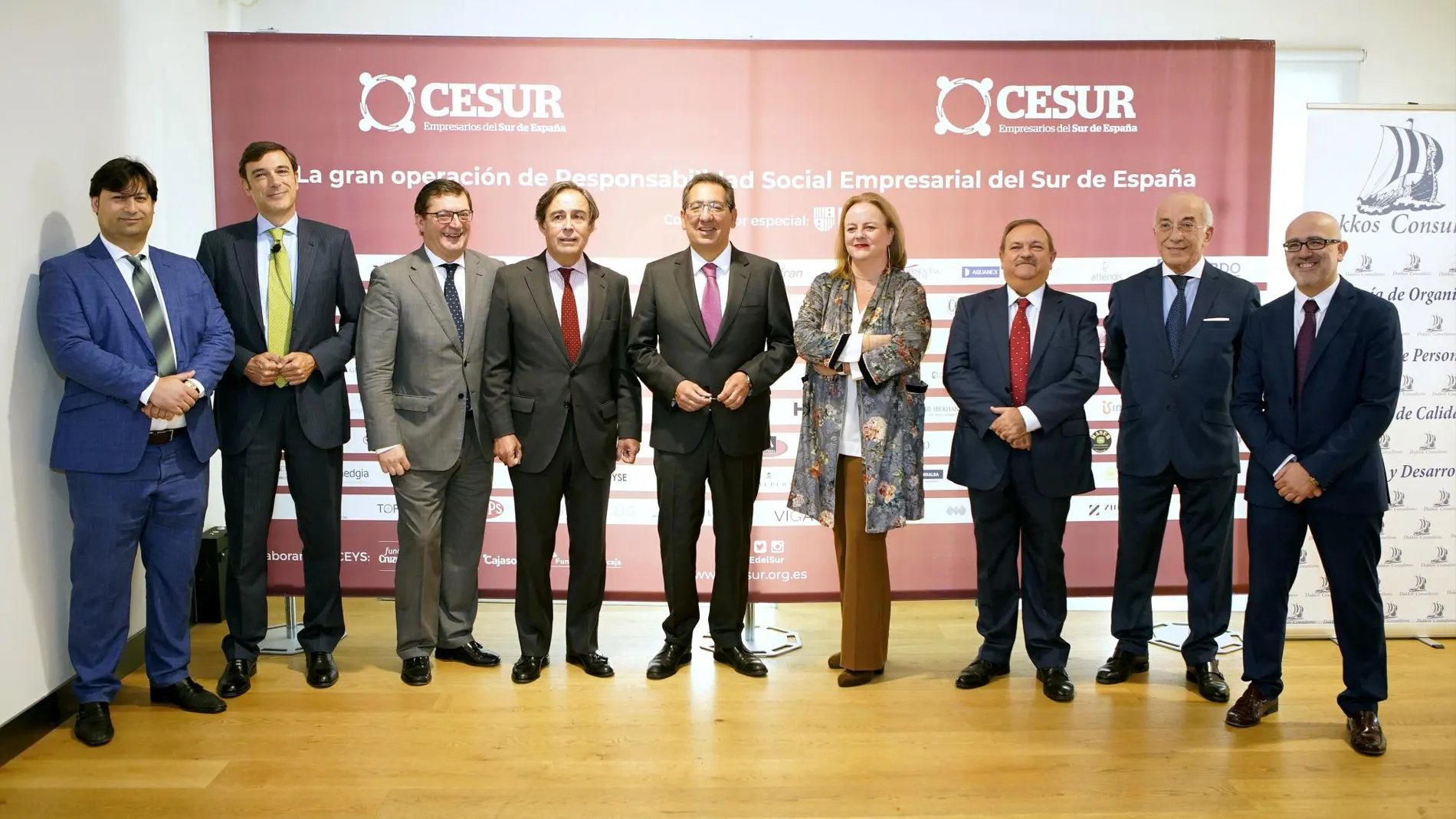El presidente de la Fundación Cajasol, Antonio Pulido, junto a expertos en energía y cambio climático de la administración pública y de destacadas empresas del sector / La Razón