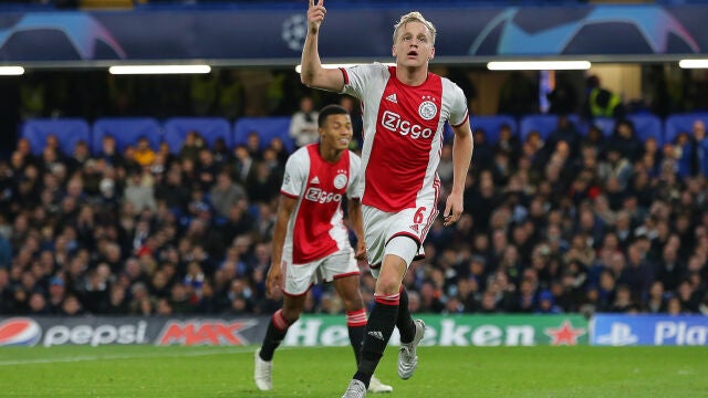 Van de Beek celebra un gol con el Ajax / Europa Press