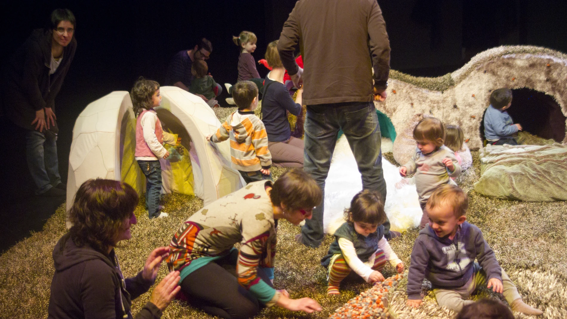 Unos niños menores de tres años experimentando en el espectáculo "Planeta Ka"