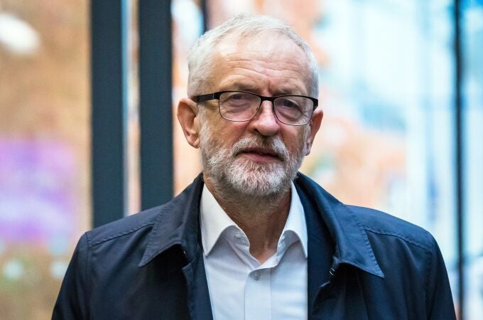 Telford (United Kingdom), 06/11/2019.- Britain's Labour Party Leader Jeremy Corbyn arrives to deliver a speech on the leadership the country needs and what a Labour government will achieve held at the University of Wolverhampton in Telford, West Midlands, Britain, 06 November 2019. Britons go the polls on 12 December in a general election. (Elecciones, Reino Unido) EFE/EPA/VICKIE FLORES