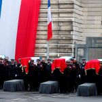 Oficiales de la policía francesa durante una ceremonia para rendir homenaje a las víctimas del ataque con cuchillo del 3 de octubre en París