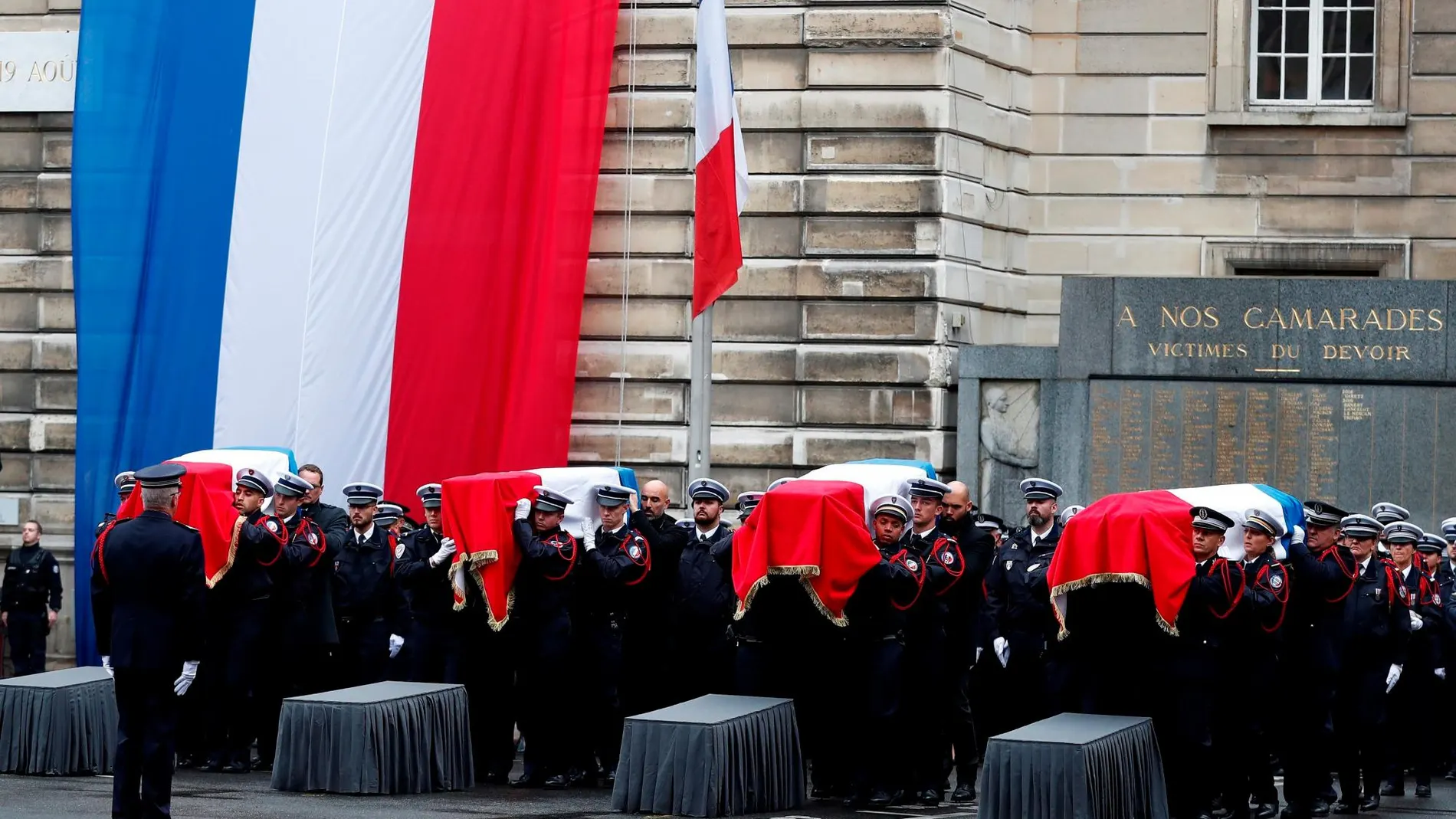 Oficiales de la policía francesa durante una ceremonia para rendir homenaje a las víctimas del ataque con cuchillo del 3 de octubre en París