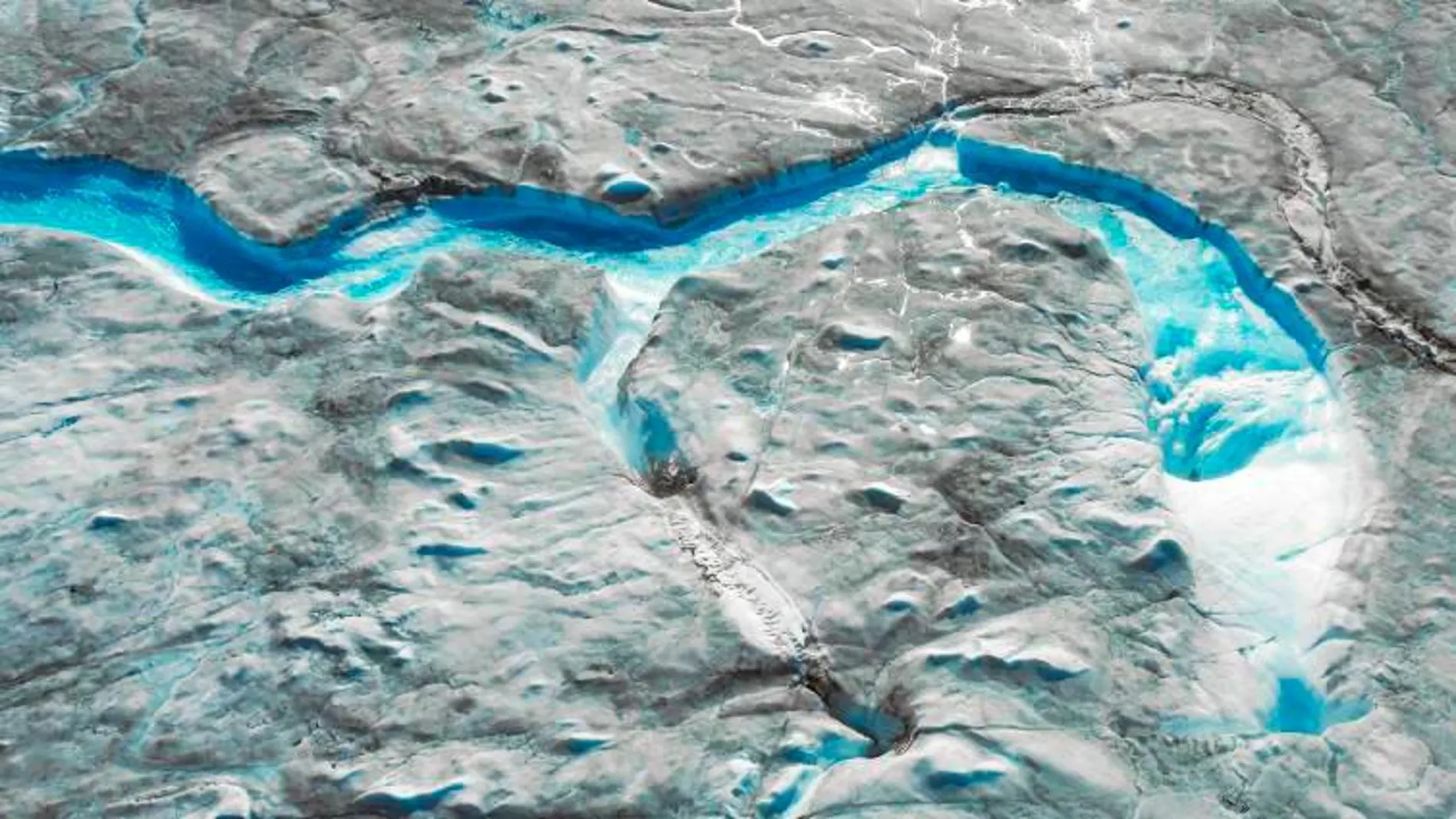 La formación de losas de hielo por el aumento de temperatura en Groenlandia es una amenaza para el nivel del mar / Ap