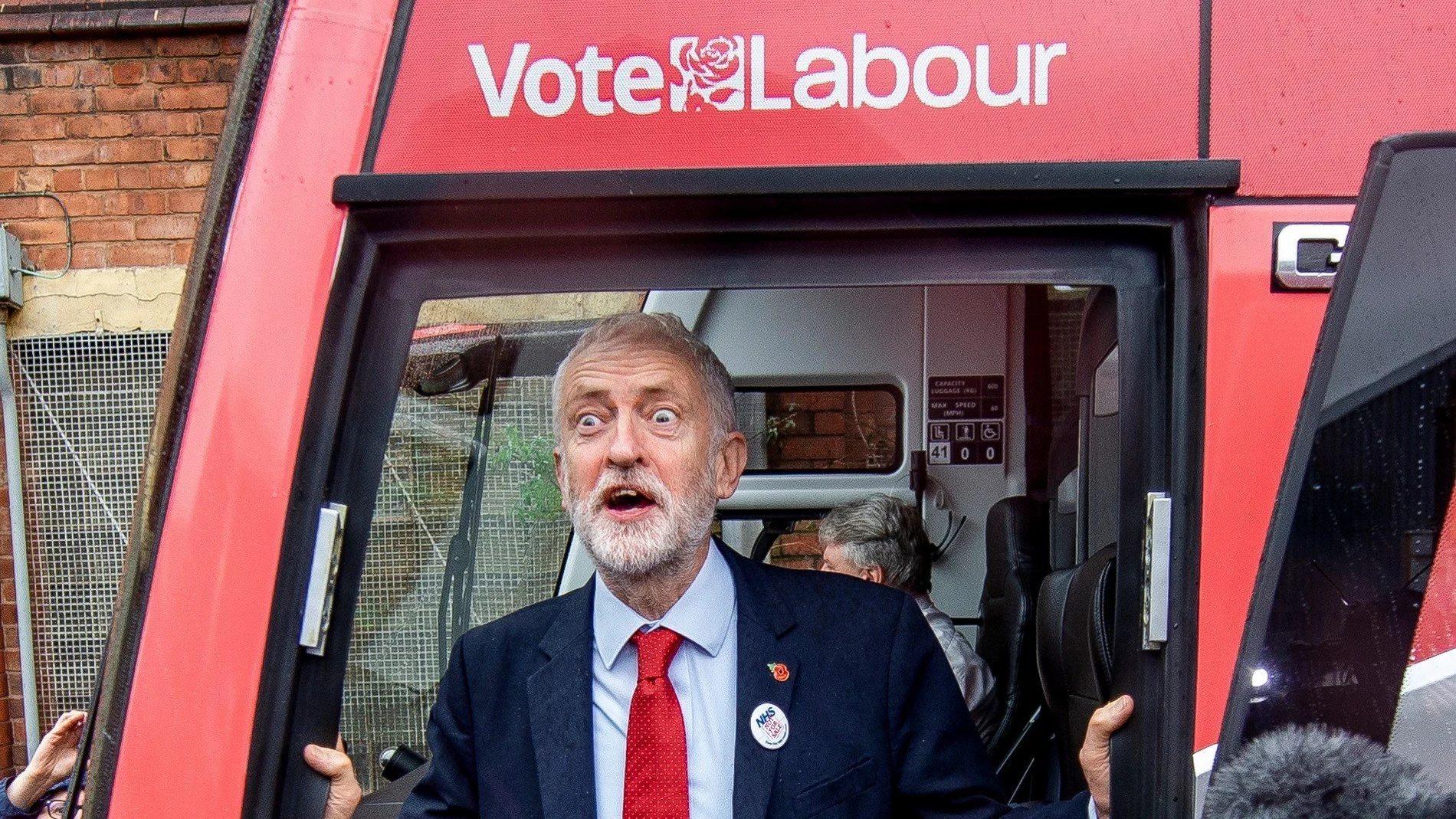 El líder laborista Jeremy Corbyn ayer en su autobús de campaña en Liverpool