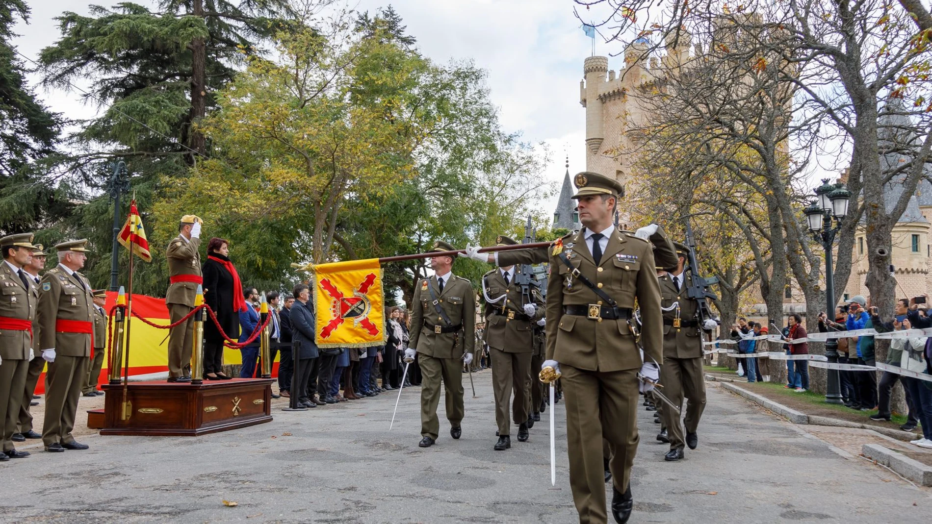 El jefe de la Unidad Militar de Emergencias, Luis Manuel Martínez Meijide, preside el acto de inauguración del curso 2019-2020 de la Academia de Artillería de Segovia