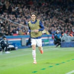 Cavani calentando en la banda durante un partido de Champions