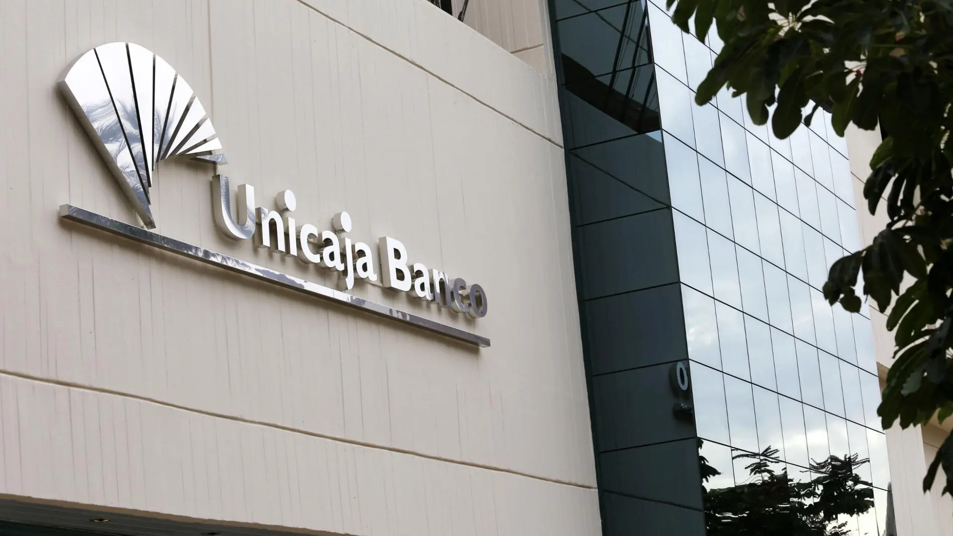 Fachada de la sede de Unicaja Banco en Málaga / La Razón