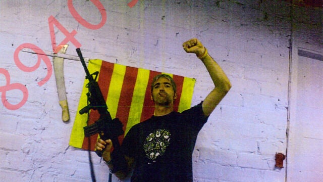 Uno de los CDR procesados, Alexis Codina, posa con un fusil en una foto incorporada al sumario de los CDR