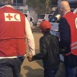 Alvin, un niño albanés de once años llevado por su madre al Califato, es acompañado por la Cruz Roja al aeropuerto de Damasco en 2019