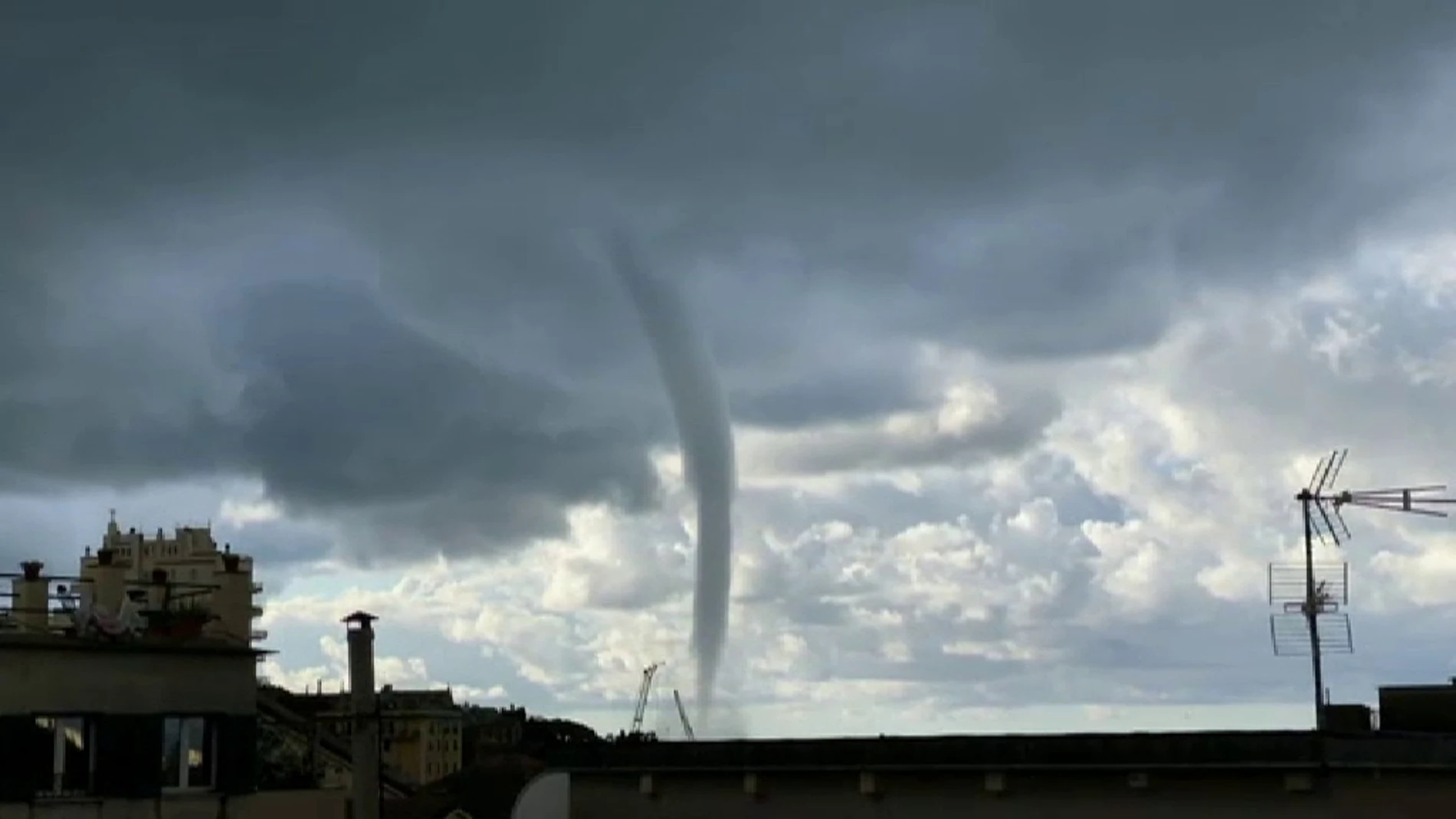 Tornado azotea la costa de Génova
