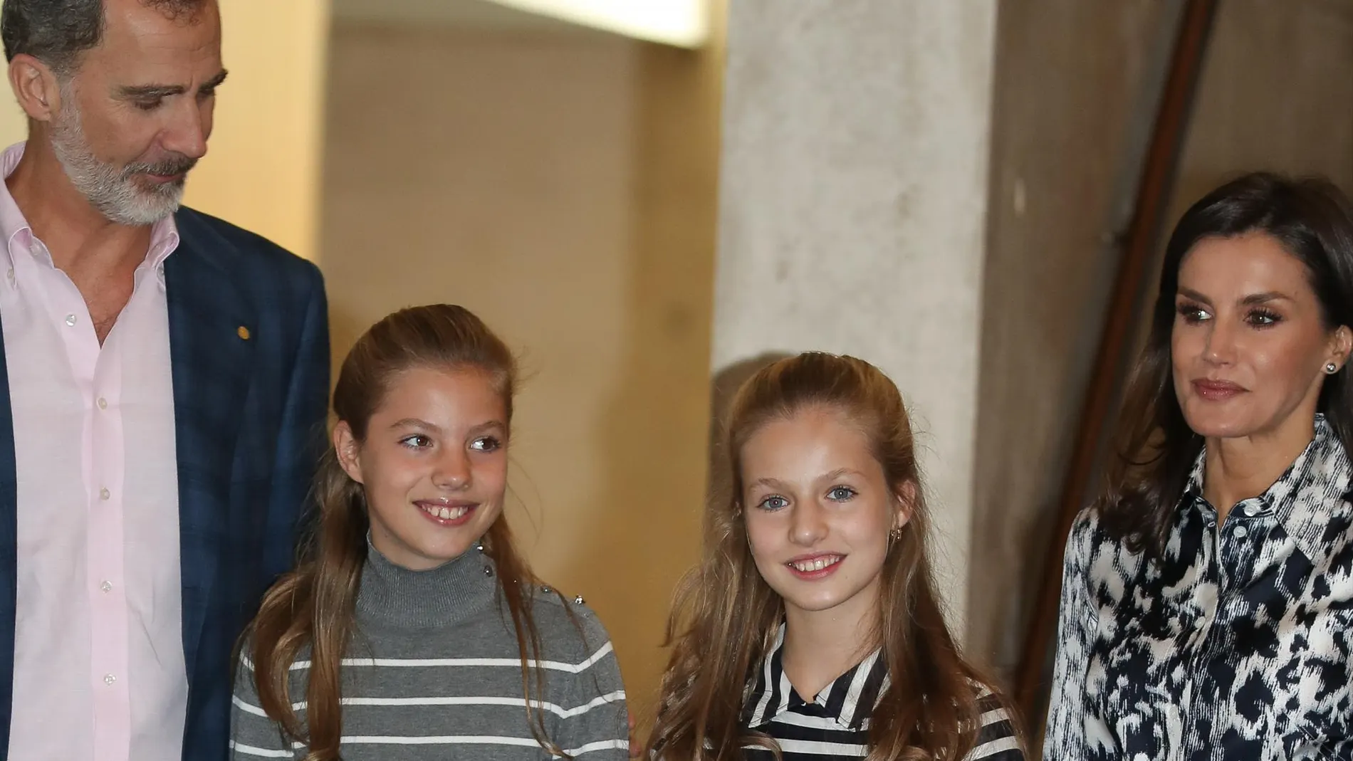 Letizia y sus hijas apuestan por 'looks' más relajados en un nuevo acto en Barcelona