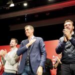 Sánchez. Tudanca y Óscar Puente saludan a los simpatizantes que acudieron a escucharles en Valladolid