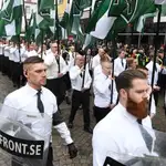 Miembros del grupo neonazi Movimiento de Resistencia Nórdica marchan por las calles de la ciudad sueca de Ludvika el 1 de mayo de 2018