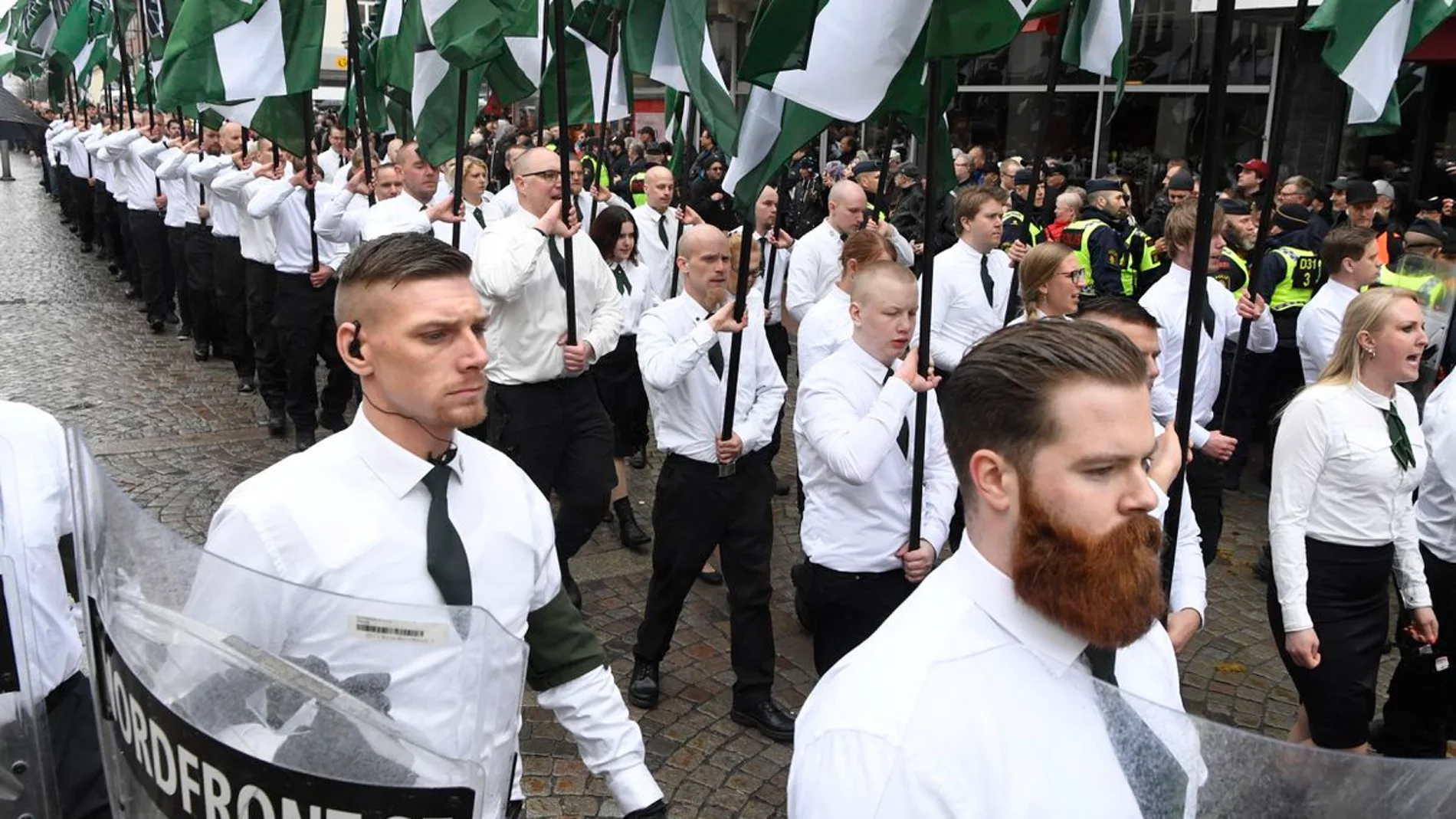 Miembros del grupo neonazi Movimiento de Resistencia Nórdica marchan por las calles de la ciudad sueca de Ludvika el 1 de mayo de 2018