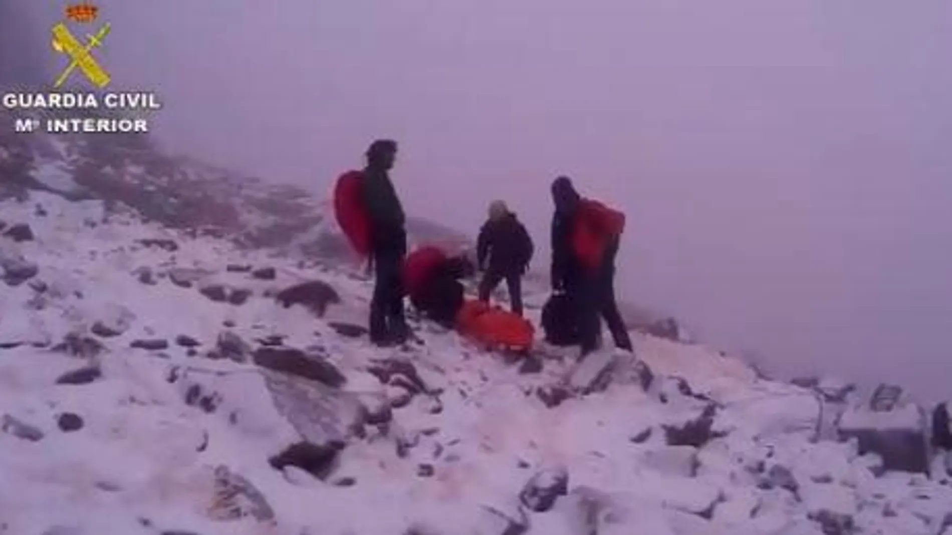 Momento del rescate del fallecido en Gredos/@guardiacivil