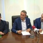 De izquierda a dercha: El secretario de Organización de JUCIL, Jesús Pague, el secretario general de JUPOL, José María García, y el portavoz de JUPOL, Pablo Pérez, en rueda de prensa.EUROPA PRESS07/11/2019