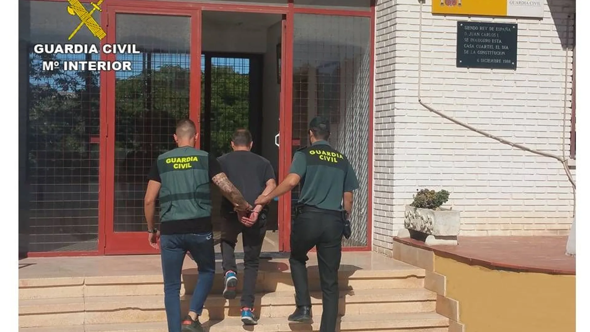 La Guardia Civil escolta a un detenido por abuso sexual continuado