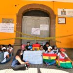 Manifestantes protestan este lunes frente a las instalaciones de la Alcaldía de la ciudad de Cochabamba