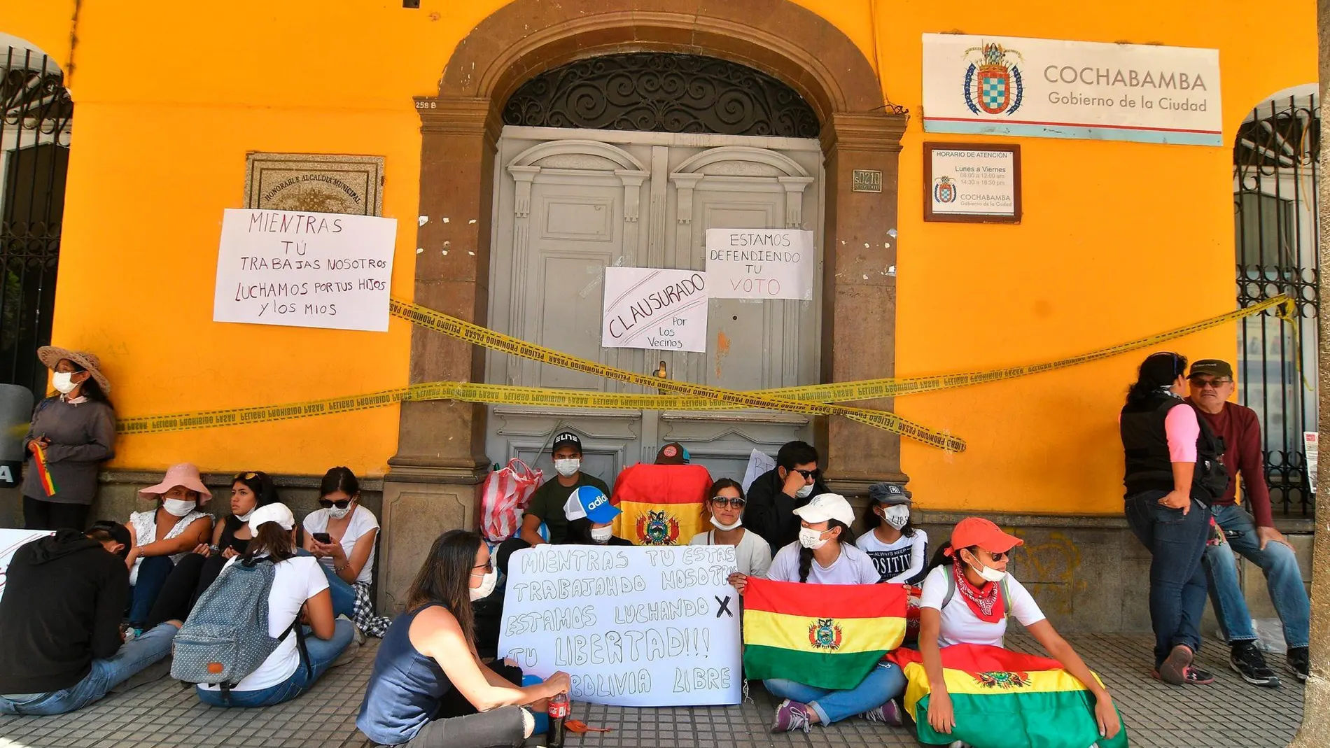 Manifestantes protestan este lunes frente a las instalaciones de la Alcaldía de la ciudad de Cochabamba