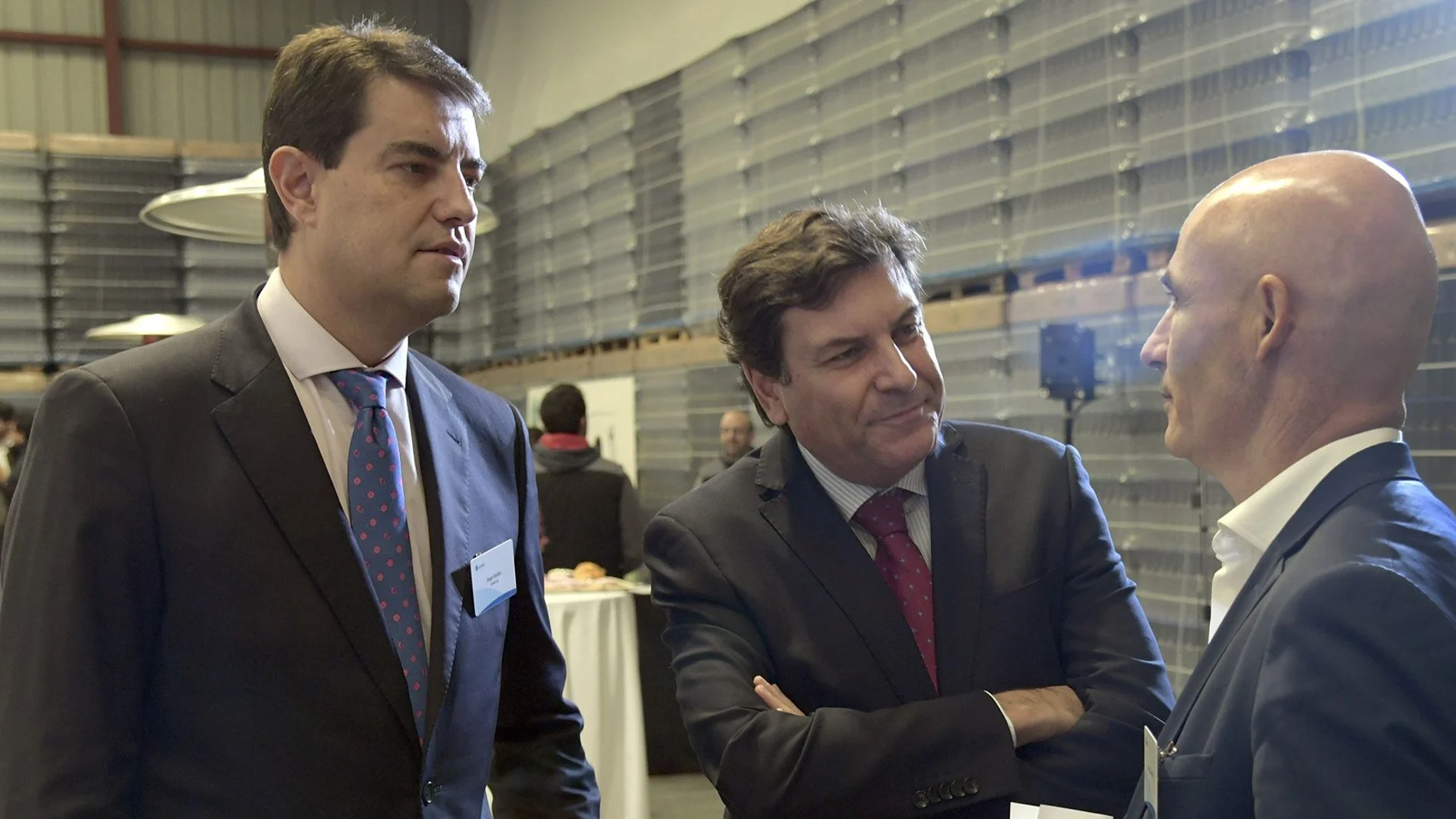 Los consejeros Ángel Ibáñez y Carlos Fernández Carriedo conversan con el presidente de Verallia, Michel Giannuzzi, durante la inauguración del nuevo horno