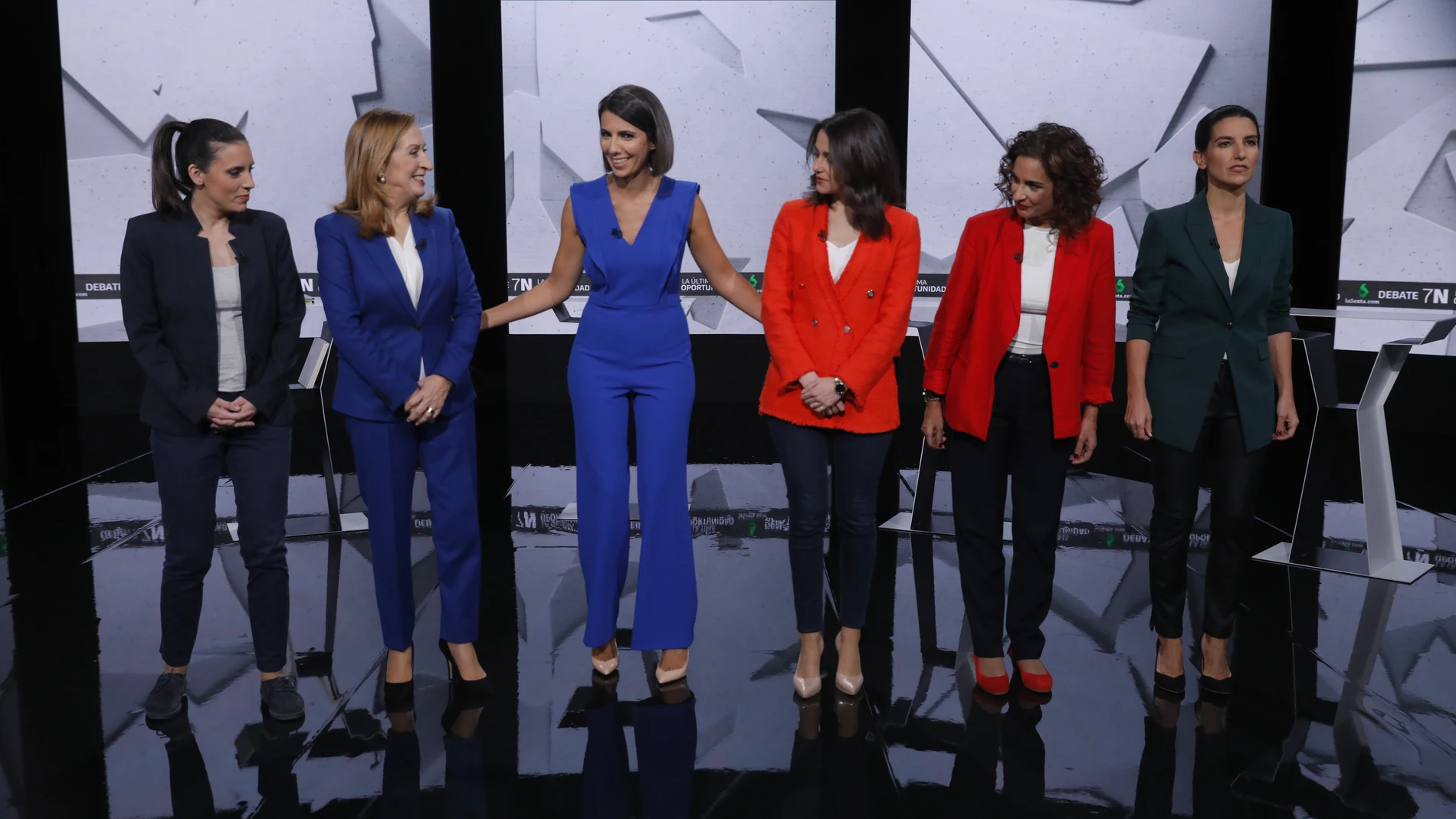 La periodista Ana Pastor junto a las candidatas del pasado «Debate 7N: la última oportunidad»