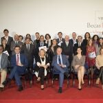 Foto de familia con todos los ganadores de las ayudas que, por séptimo año consecutivo, entregó el laboratorio