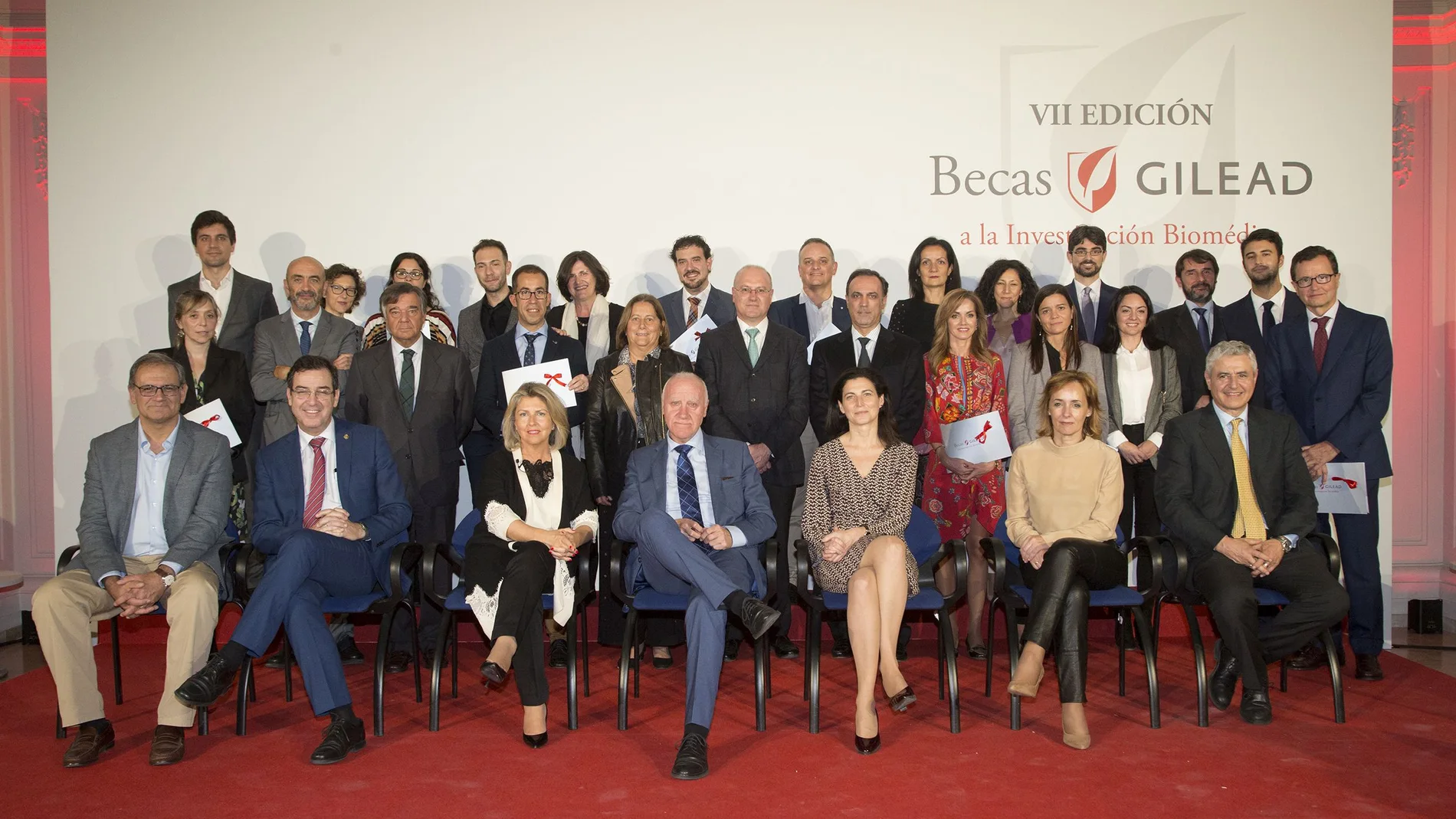 Foto de familia con todos los ganadores de las ayudas que, por séptimo año consecutivo, entregó el laboratorio