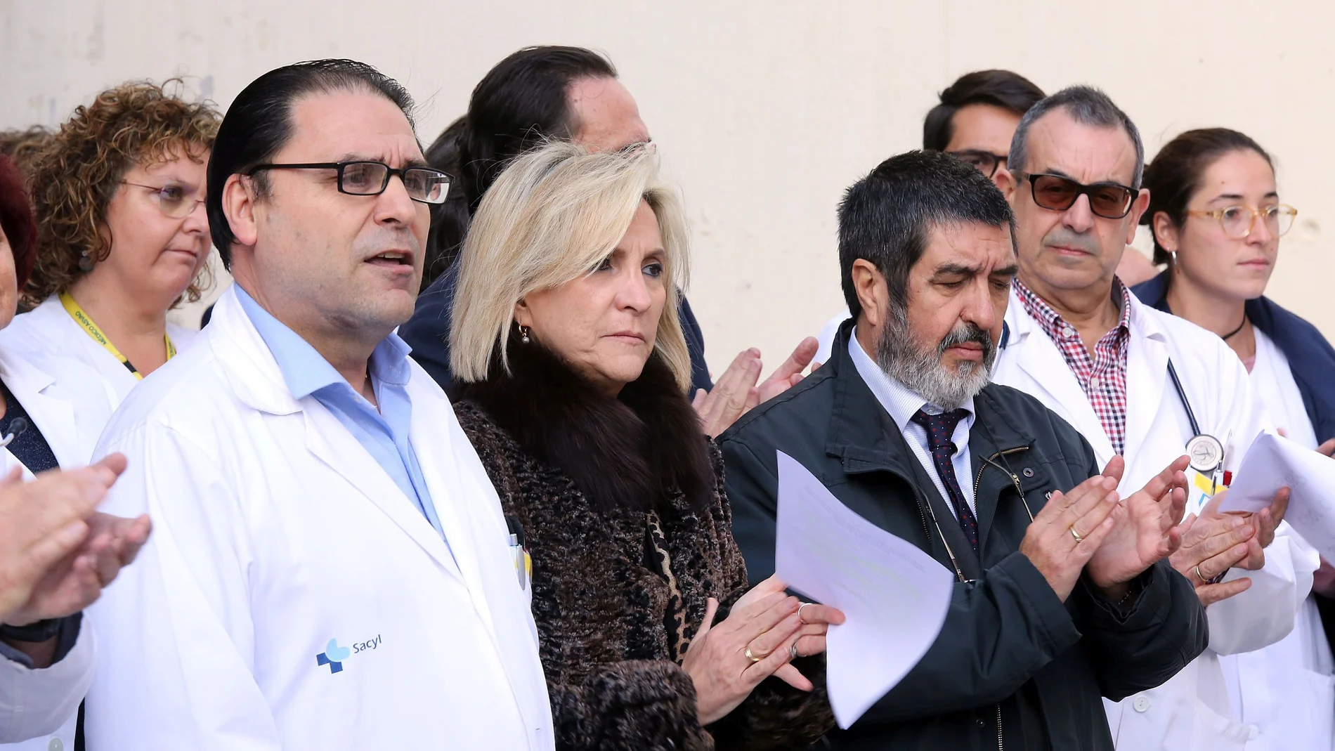 La consejera de Sanidad, Verónica Casado, y el gerente regional de Salud, Manuel Mitadiel, durante el minuto de silencio de repulsa a la agresión de este miércoles en Valladolid