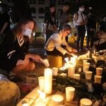 Vigilia por el joven universitario Chow Tsz Lok, fallecido tras caer de un garaje en Hong Kon